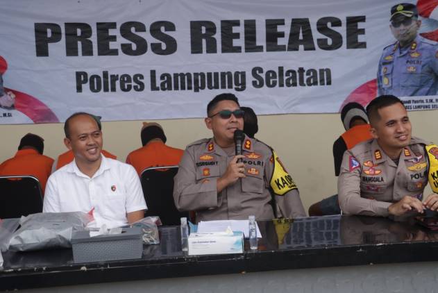 CuplikCom-Penyidik-Polres-Lamsel-Tetapkan-Pelatih-Jadi-Tersangka-Kematian-Santri-Saat-Latihan-Silat-13032024233725-IMG-20240313-WA0014.jpg