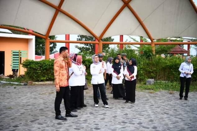 CuplikCom-Perbaiki-Ekonomi,-Bupati-Nina-Agustina-Bareng-Investor-Kelilingi-Proyek-Mangkrak-25052023171804-IMG-20230525-WA0042.jpg
