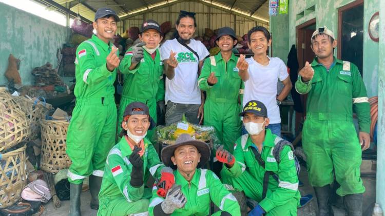 CuplikCom-Peringati-18-Tahun,-Slankers-Indramayu-Dapat-Tumpeng-dari-Bupati-Nina-Agustina-27092022151115-IMG-20220927-WA0037.jpg