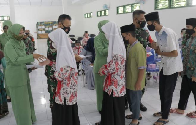 Peringati HUT Kodam III/Siliwangi Ke-75, Kodim 0616/Indramayu Adakan Bansos CuplikCom-Peringati-HUT-Kodam-IIISiliwangi-Ke-75,-Kodim-0616Indramayu-Gelar-Baksos-20052021100849-IMG_20210520_100230.jpg