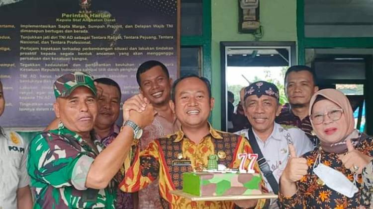 CuplikCom-Peringati-HUT-TNI,-Camat-Losarang-Beri-Kue-Tart-ke-Danramil-Losarang-06102022144737-IMG-20221006-WA0059.jpg