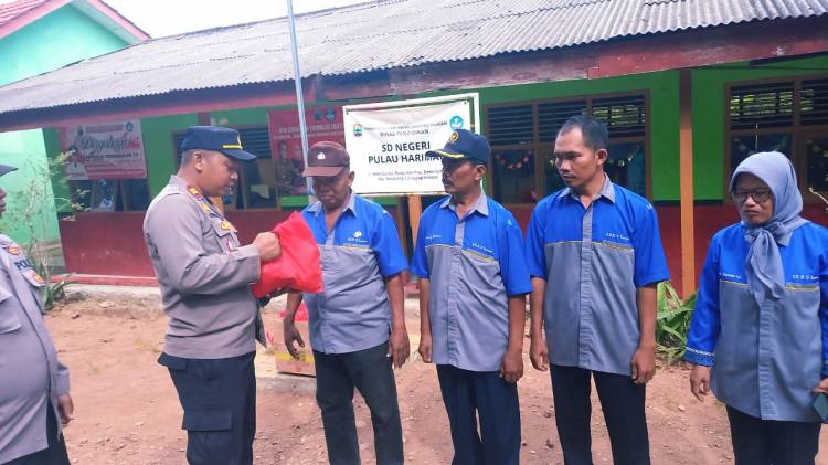CuplikCom-Peringati-Hari-Guru,-Kapolsek-Penengahan-Lakukan-Kunjungan-Ke-SDN-5-Sumur-Pulau-Harimau-25112022205304-IMG-20221125-WA0048.jpg