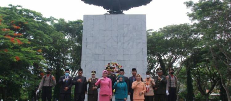 CuplikCom-Peringati-Hari-Pahlawan,-Bupati-Lamsel-dan-Jajaran-Forkopimda-Ziarah-dan-Tabur-Bunga-ke-Taman-Makam-Pahlawan-11112022154244-WhatsApp-Image-2022-11-10-at-10.54.49-864x380.jpeg