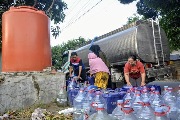 CuplikCom-Pertamina-RU-VI-Balongan-Salurkan-Bantuan-Air-Bersih-untuk-Warga-Blok-Kesambi-30102025203600-1._air.JPG