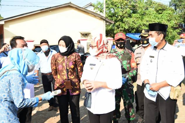 Pilwu Serentak, Bupati Indramayu Nina Agustina Kunjungi Empat TPS CuplikCom-Pilwu-Serentak,-Bupati-Indramayu-Nina-Agustina-Kunjungi-Empat-TPS-02062021142455-IMG-20210602-WA0008.jpg