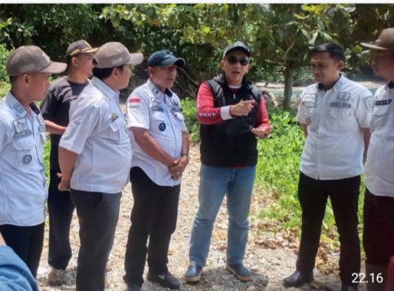CuplikCom-Pj-Bupati-Tanggamus-Bersama-Kadis-BMBK-Tinjau-Ruas-Jalan-Provinsi-di-Kelumbayan-29022024235424-IMG_20240229_230344.jpg