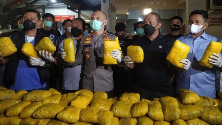 CuplikCom-Polisi-Grebek-Sindikat-Narkotika-di-Petamburan,-201-kilogram-Sabu-diamankan-23122020101802-jaringan-narkoba-ditangkap-di-petamburan-201-kg-sabu-disita_169.jpeg