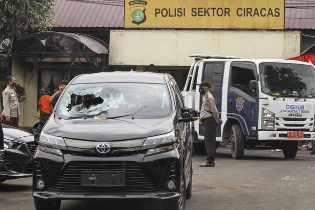 CuplikCom-Polisi-Selidiki-Pelaku-Pembakaran-Polsek-Ciracas-29082020181642-5f49f8f2af393.jpg
