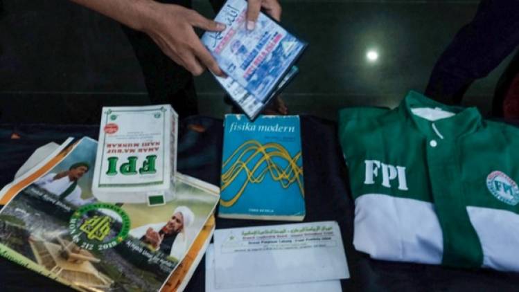 CuplikCom-Polisi-Tangkap-4-Teroris-di-Condet-Dan-Bekasi,-Atribut-FPI-dan-Bom-Aktif-Diamankan-29032021192732-20210329_192119.jpg