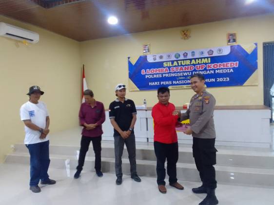 CuplikCom-Polres-Gelar-Stand-Up-Comedy-Untuk-Wartawan,-ini-Tujuannya-24022023174025-IMG_20230224_154859.jpg