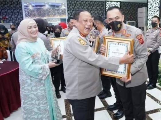 CuplikCom-Polres-Indramayu-Raih-Penghargaan-dari-Kapolda-Jabar,-Bupati-Nina-Sampaikan-Ini-24052022181218-IMG-20220524-WA0008.jpg