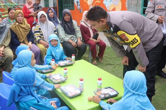 CuplikCom-Polres-Lampung-Selatan-Makan-Bergizi-Gratis-Untuk-Anak-PAUD-06122024103805-IMG-20241206-WA0004.jpg