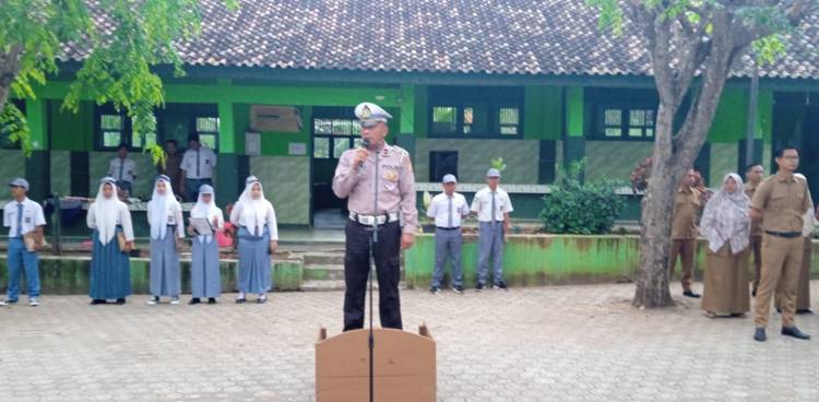 CuplikCom-Polres-Lamsel-Kampanyekan-Keselamatan-Lalu-Lintas-Kepada-Pelajar-SMK-Yaditama-Sidomulyo-09092024215836-IMG_20240909_215756.jpg