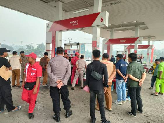 Polres Lamsel Lakukan Pemeriksaan Ketat di SPBU Jelang Libur Lebaran 2024 CuplikCom-Polres-Lamsel-Lakukan-Pemeriksaan-Ketat-di-SPBU-Jelang-Libur-Lebaran-2024-02042024213857-IMG-20240402-WA0073.jpg