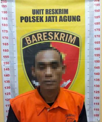 CuplikCom-Polsek-Jati-Agung-Ungkap-Kasus-Curat,-Pelaku-Cungkil-Dinding-Mes-dan-Gondol-Dua-Ponsel-24062025092844-IMG-20250624-WA0002.jpg