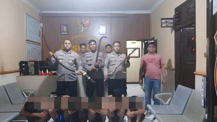 CuplikCom-Polsek-Juntinyuat-Gagalkan-Tawuran,-Enam-Remaja-Bersenjata-Tajam-Diamankan-05022025122336-IMG_20250205_114407.jpg