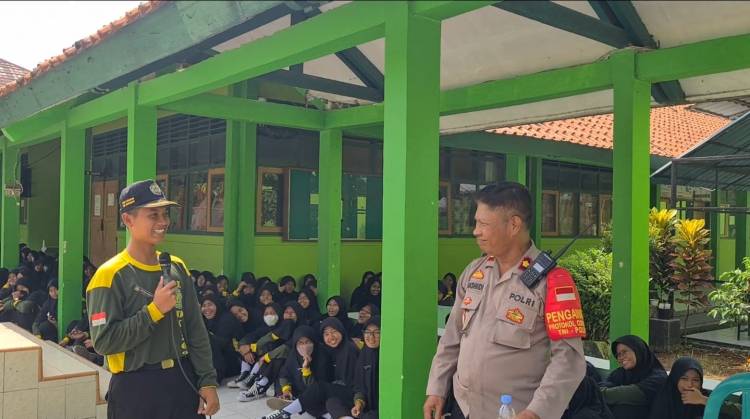 Polsek Losarang Ajak Pelajar dan Pemuda Turut Jaga Ketertiban dan Keamanan Lingkungan CuplikCom-Polsek-Losarang-Ajak-Pelajar-dan-Pemuda-Turut-Jaga-Ketertiban-dan-Keamanan-Lingkungan-27102022213253-IMG-20221027-WA0184.jpg