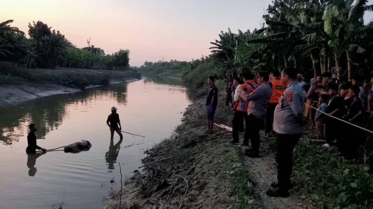 Polsek Losarang Evakuasi Mayat Mengapung Dari Sungai Cipanas Desa Rajaiyang CuplikCom-Polsek-Losarang-Evakuasi-Mayat-Mengapung-Dari-Sungai-Cipanas-Desa-Rajaiyang-15072024190225-IMG-20240715-WA0012.jpg