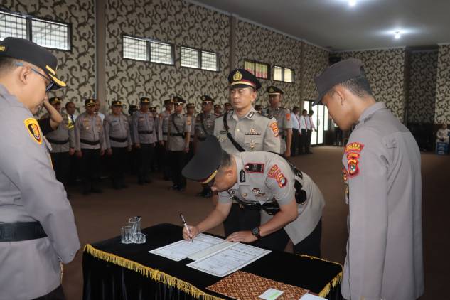 CuplikCom-Posisi-Empat-Jabatan-Penting-di-Serah-Terimakan-Oleh-Kapolres-Lamsel-AKBP-Yusriandi-Yusrin-06092024105217-IMG-20240906-WA0015.jpg