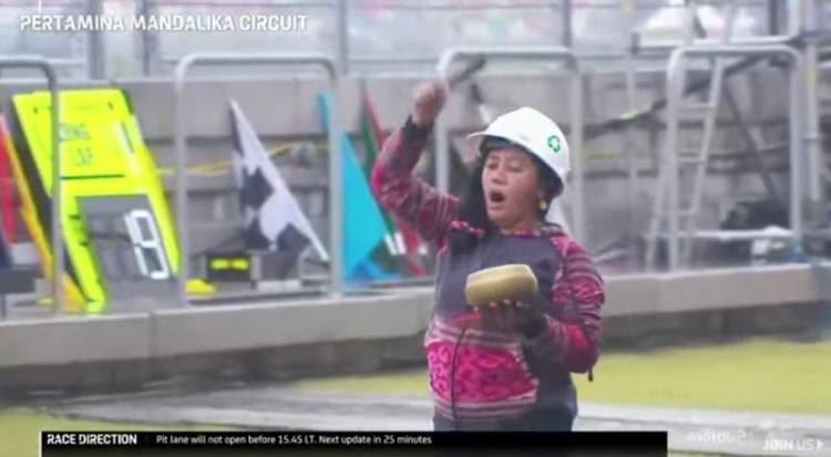 CuplikCom-Potret-Pawang-Hujan-Saat-Gelaran-MotoGp-Mandalika-2022-20032022145428-aksi-pawang-hujan-di-pertamina-mandalika-international-street-circuit-minggu-2032022.png