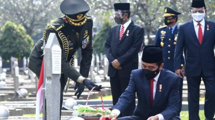 CuplikCom-Presiden-Jokowi-Beri-Gelar-Pahlawan-Untuk-6-Tokoh-Nasional-10112020155157-20201110_154942.jpg