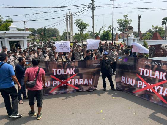 CuplikCom-Protes-Tanpa-Suara,-Wartawan-Indramayu-Kritik-Pasal-Kontroversial-RUU-Penyiaran-22052024194633-IMG-20240522-WA0076.jpg