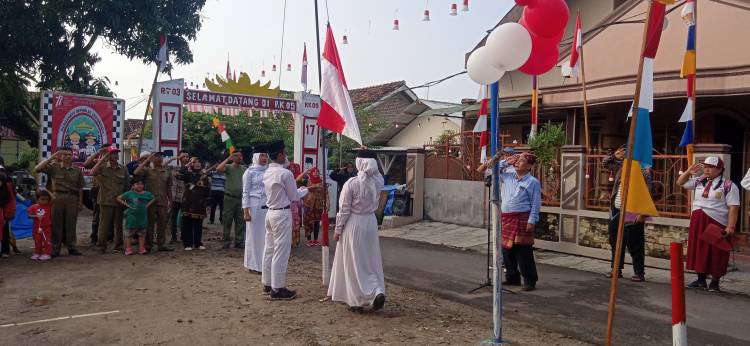 Puluhan Warga Dusun 5 Kenyayan Bawah 1 Desa Bakauheni Gelar Upacara Memperingati HUT RI KE-77 CuplikCom-Puluhan-Warga-Dusun-5-Kenyaiyan-Bawa-1-Desa-Bakauheni-Gelar-Upacara-Memperingati-HUT-RI-KE-77-17082022130246-IMG20220817080518.jpg