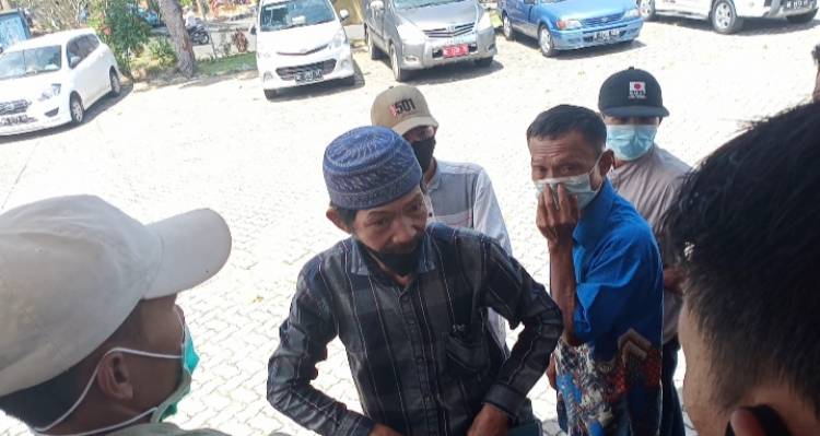CuplikCom-Puluhan-warga-Negeri-Agung-Datangi-Inspektorat-Tanggamus-Pertanyakan-BLT-DD-12042021232125-IMG-20210412-WA0088.jpg