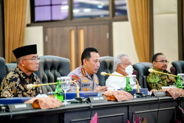 CuplikCom-Rapat-Lintas-Sektoral-Nataru,-Kapolri-Pastikan-Wujudkan-Rasa-Aman-Bagi-Warga-16122022220622-IMG-20221216-WA0057.jpg