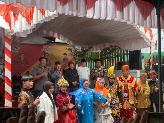 CuplikCom-Ratusan-Lansia-Bergaya-dan-Lerlenggak-Lenggok-Ikuti-Fashion-On-The-Road-Indramayu-23102022140135-IMG-20221022-WA0000.jpg