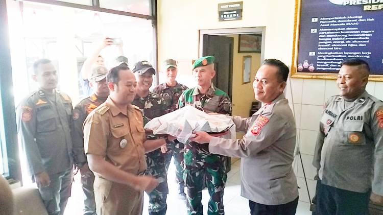 CuplikCom-Rayakan-HUT-POLRI-Ke-79,-Muspika-Losarang-Kompak-beri-Kado-Tumpeng-kepada-Kapolsek-01072025153617-IMG_20250701_153108.jpg