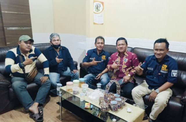 Red Justicia Law Firm Temui Kepala Disnaker Tanggamus Desak Segera Panggil PT.AKM .PT. SPP dan PT.DF CuplikCom-Red-Justicia-Law-Firm-Temui-Kepala-Disnaker-Tanggamus-Desak-Segera-Panggil-PTAKM-PT-SPP-dan-PTDFA-11072025160332-IMG_20250711_154833.jpg