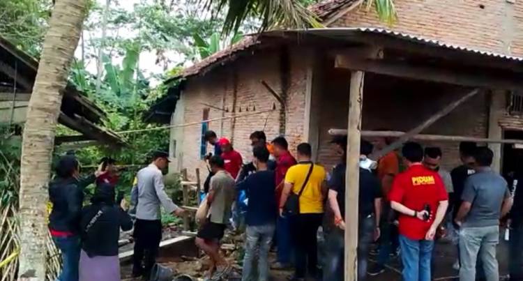 CuplikCom-Rekonstruksi-Kasus-Pembunuhan,-Tersangka-EW-38-Melakukan-Reka-Adegan-Diperagakan-Tersangka-08102022201129-IMG-20221008-WA0060.jpg
