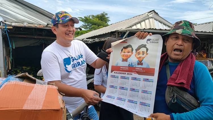 CuplikCom-Relawan-Gajah-Gibran-Bagi-Susu-Gratis-Hingga-Kalender-di-Pasar-Jatibarang-21012024184621-IMG-20240120-WA0008.jpg