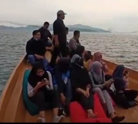 CuplikCom-Relawan-Vaksinator-Bhayangkari-Polres-Lamsel,-Berikan-Pelayanan-di-Pulau-Sebesi-14102021103037-IMG-20211014-WA0005.jpg