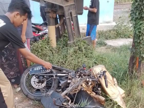 CuplikCom-Remaja-Asal-Desa-Jengkok-Tersambar-Kereta-Api-di-Perlintasan-Desa-Tulungagung-24102023195128-IMG_20231024_194817.jpg