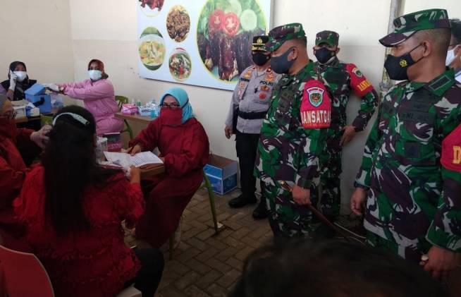 Ribuan Masyarakat Indramayu Ikuti Serbuan Vaksinasi Korem 063 Sunan Gunung Jati CuplikCom-Ribuan-Masyarakat-Indramayu-Ikuti-Serbuan-Vaksinasi-Korem-063-Sunan-Gunung-Jati-03072021173117-IMG_20210703_172519.jpg