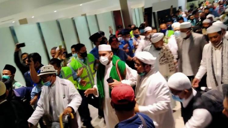Rizeq Shihab Sapa Pendukungnya Saat Tiba di Indonesia CuplikCom-Rizeq-Shihab-Sapa-Pendukungnya-Saat-Tiba-di-Indonesia-10112020103933-habib-rizieq-tiba-di-terminal-3-bandara-soekarno-hatta_169.jpeg