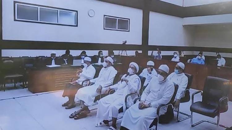 CuplikCom-Rizieq-Cs-Divonis-8-Bulan-Penjara-Kasus-Kerumunan-di-Petamburan-27052021205730-20210527_205016.jpg