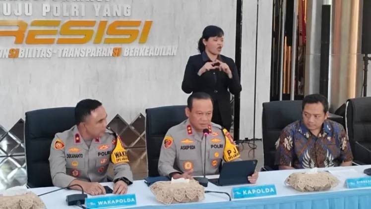 Roy Suryo Cs Ditetapkan Tersangka Kasus Ijazah Palsu Jokowi CuplikCom-Roy-Suryo-Cs-Ditetapkan-Tersangka-Kasus-Ijazah-Palsu-Jokowi-07112025135149-kapolda-metro.jpg.jpg