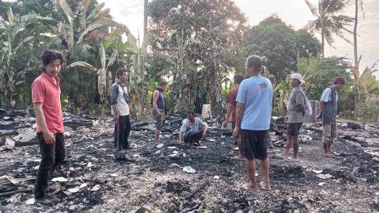 Rumah Ludes Dilalap Api, Dedi Warga Ketapang Berharap Perhatian Pemerintah CuplikCom-Rumah-Ludes-Dilalap-Api,-Dedi-Warga-Ketapang-Berharap-Perhatian-Pemerintah-05112025172135-IMG-20251105-WA0039.jpg