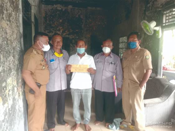 CuplikCom-Rumah-Rasijah-Terbakar,-Bupati-Indramayu-Salurkan-Bantuan-Rehab-Rumah-15032022191702-IMG-20220315-WA0031.jpg
