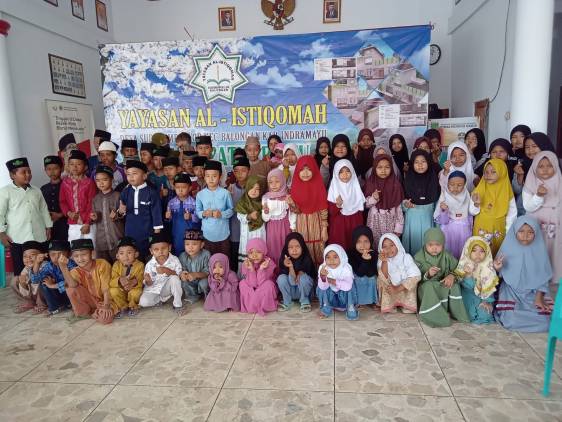 CuplikCom-Rutin,-Yayasan-Al-Istiqomah-Berikan-Santunan-Kepada-Anak-Yatim-Piatu-22102023120122-IMG-20231022-WA0019.jpg