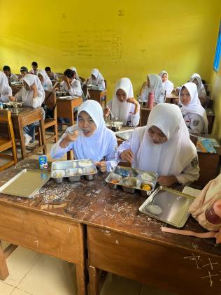SMAN 1 Bakauheni Terima Program Bantuan Makan Bergizi Gratis, Wujud Peduli Gizi Anak Sekolah CuplikCom-SMAN-1-Bakauheni-Terima-Program-Bantuan-Makan-Bergizi-Gratis,-Wujud-Peduli-Gizi-Anak-Sekolah-25082025171117-IMG-20250825-WA0022.jpg