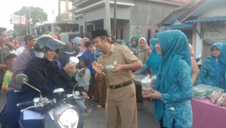 CuplikCom-Salurkan-Bantuan-Bupati-Nina,-Camat-dan-PKK-Losarang-Bagi-Takjil-ke-Para-Pengendara-01042024191259-IMG-20240401-WA0120.jpg