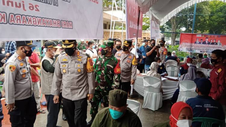 CuplikCom-Sambut-Hari-Bhayangkara-ke-75,-TNI-POLRI-Gelar-Vaksinasi-Nasional-26062021232121-IMG-20210626-WA0000.jpg
