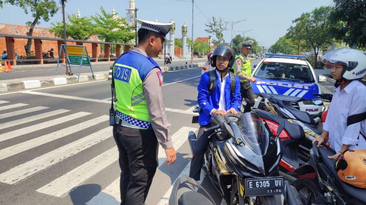 CuplikCom-Satlantas-Polres-Majalengka-Lakukan-Peneguran-Bagi-Pengendara-Pelanggar-Lalu-Lintas-20072023155655-IMG-20230720-WA0063.jpg