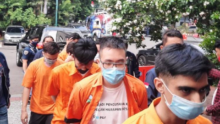 CuplikCom-Satu-Peserta-Pesta-Gay-Terpapar-HIV-Aids,-Sejumlah-Obat-Perangsang-Disita-Polisi-02092020192027-tersangka-pesta-gay-di-kuningan-jaksel-4_169.jpeg