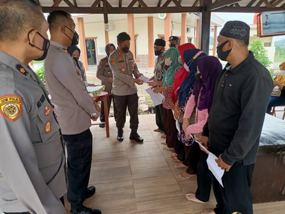 Sebanyak, 1.189 Warga Menerima Bantuan Tunai dari Polres Lampung Selatan CuplikCom-Sebanyak,-1189-Warga-Menerima-Bantuan-Tunai-dari-Polres-Lampung-Selatan-29032022203358-IMG-20220329-WA0039.jpg
