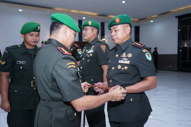 CuplikCom-Sertijab-Penuh-Khidmat,-Letkol-Arm-Tulus-Widodo-Resmi-Jadi-Dandim-Indramayu-10102025173829-IMG-20251010-WA0024.jpg